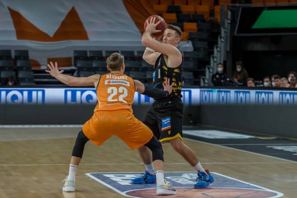 他常常在高 他常常在高